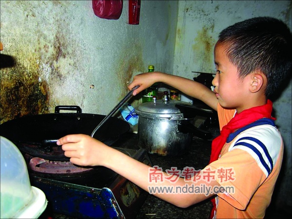 父病母出走 8岁男孩苦撑家