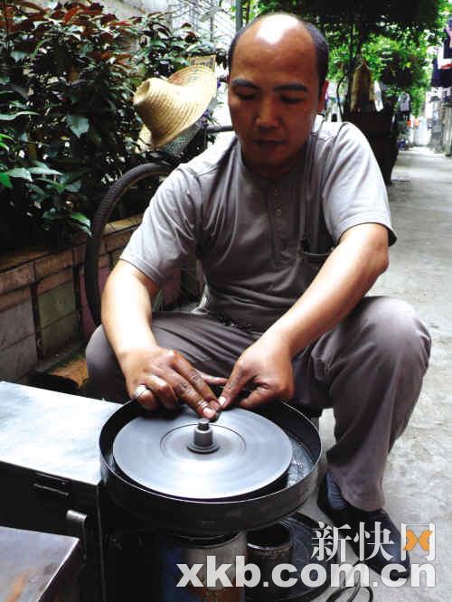 走街串巷磨剪刀 月入数千赛白领