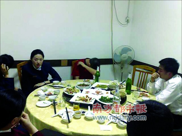 几名机组人员在宾馆包间聚餐喝酒时的场面被乘客用手机拍摄下来.