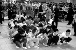 广东佛山警方夜袭溜冰场抓捕近百疑犯(图)