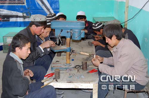 新疆和田地区墨玉县劳务经纪人带动农民致富