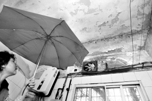 施工放炮震裂民房落雨天居民屋内打伞