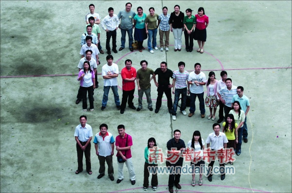 梦中常被唤醒,头上白发猛增,这五年岁月,值得回味五十年。谭海清我把青春献给你。刘文俊南都让我成熟。刘志文刚来南都,一切挺好的!姚建国南都永远在路上!尹冀鲲 共同成长的五年。何惠文一言难尽!陈宇希望南都更强大,记者得到更高更宽广的发展平台。张蓉蓉与你同行的日子最珍贵。周晓南为你真理不变的脚步,我一路追逐,不断进取。吴晓芳 同甘共苦!黎梦宇越走越好!朱利辉 激情燃烧,梦想照进现实!汤克琴一句其实真的不够,嗳,为你加油!宋苑丹梦开始的地方