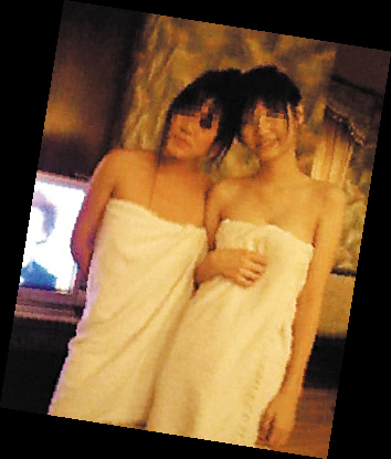 全是一些<em>女生</em>摆着各种大胆姿势的自拍裸照或半