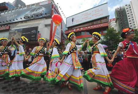 来自云南怒江傈僳族自治州的傈僳族姑娘在昆明南屏街头表演民族舞蹈