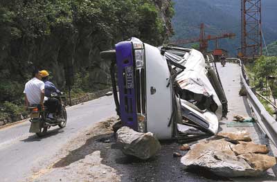 众志成城 抗震救灾·灾区--滞留九寨沟旅客全脱