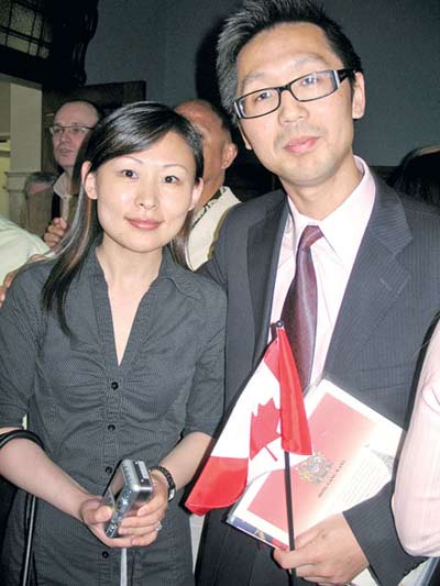 结婚前喜迎入籍 加拿大中国新移民兴奋不已(图