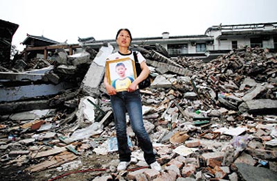 都江堰500余父母为遇难子女补过儿童节(图)