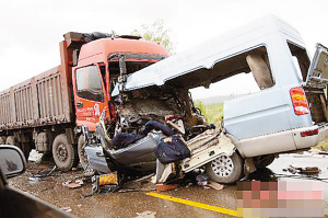 山西发生重大事故客车撞货车22人亡