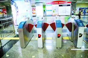 盲道被非机动车侵占街道社区出手畅通视障学生上学路