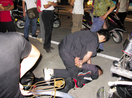 便衣近身搏斗一抢匪 拳拳生风