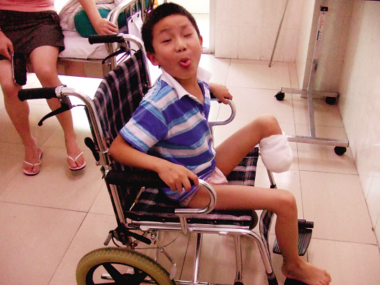 谁能给他儿童轮椅