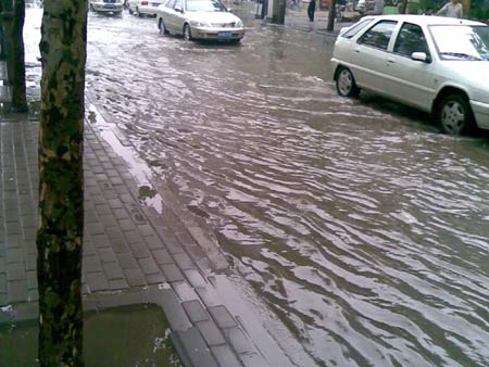 郑州遭遇暴雨袭击2人水中触电身亡(图)