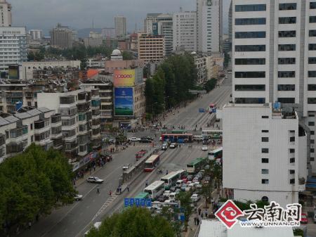 昆明一辆公交车在闹市区发生爆炸(组图)