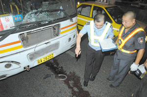 晚上横穿马路拉拉扯扯 夫妻俩被车撞一死一伤