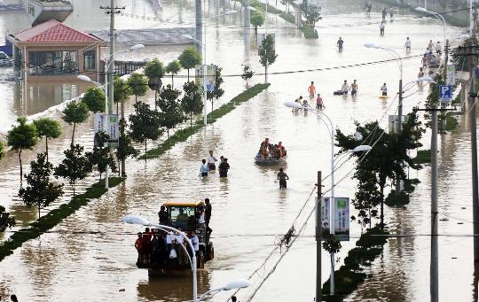 长江支流滁河遭历史第2大洪水50万人上堤防守