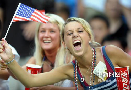 图:美国男足力克日本 美女球迷激情狂欢