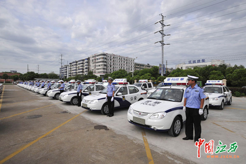 公安交警巡逻车整齐地停放在江铃汽车集团公司广场上.