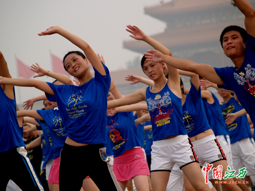 健身美女云集北京天安门广场组图