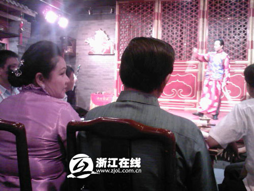 老挝国家主席携夫人在老舍茶馆品茶看戏(图)