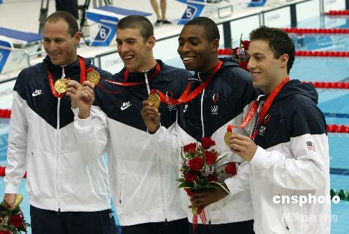 美国队打破男子4x100米自由泳接力世界纪录