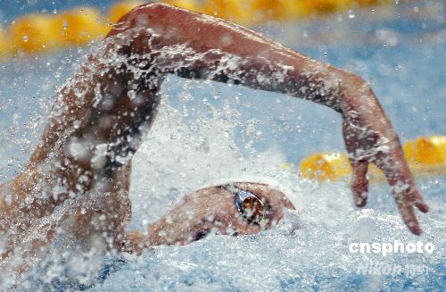 图:法国泳将贝尔纳夺男子100米自由泳金牌