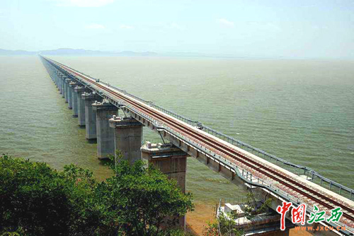 鄱阳湖铁路特大桥9月1日起通旅客列车(图)