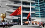 内地奥运冠军与香港市民一起参加升国旗仪式