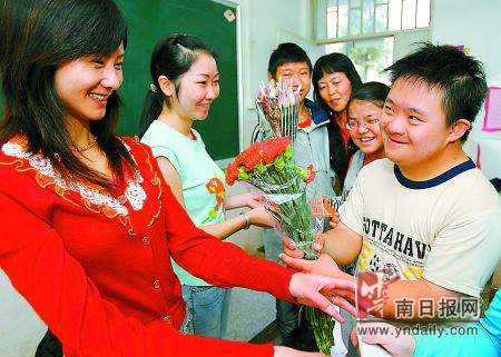 昆明五华区新萌特教学校学生向老师送祝福