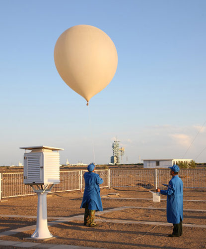 酒泉发射场气象人员放气球预报风向风力(组图