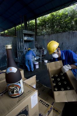 上海销毁23520瓶日本问题烧酒(图)