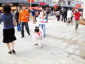 小学生 长假上金街捡垃圾(图)