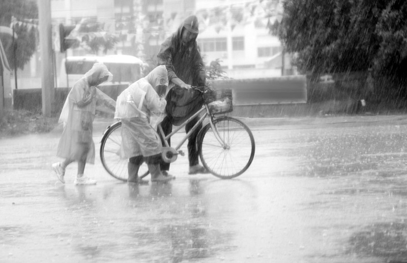 滂沱大雨昨日造访厦门桌椅在玩水上漂