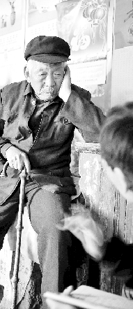 捧一把郑州热土当亲人供奉