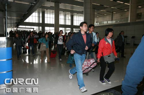 深圳湾口岸迎来内地旅客赴港购物高峰