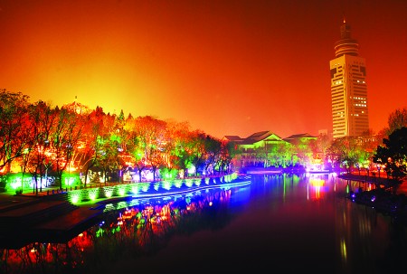 整修一新的济宁市人民公园流光溢彩,吸引了不少市民前来欣赏夜景