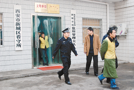 坟地挖出1.9公斤金条