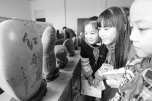 小学生自制红歌石