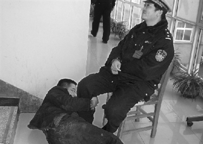 交警队里抱腿两小时不放