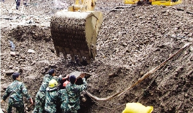 湖南张家界工地塌方 工人被埋地下3米生还(图