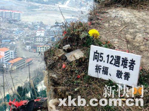 望乡台上香烟缭绕、鲜花簇簇日本友人挂纸鹤祝