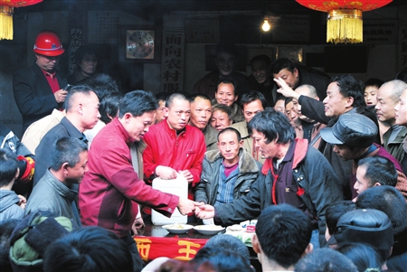 划拳打擂 五旬汉子拿下"拳王金腰带";; 会同划拳令; 喝酒划拳手势图