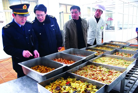 2月23日,在济宁学院附属高中食堂,济宁市卫生局的工作人员正在检查