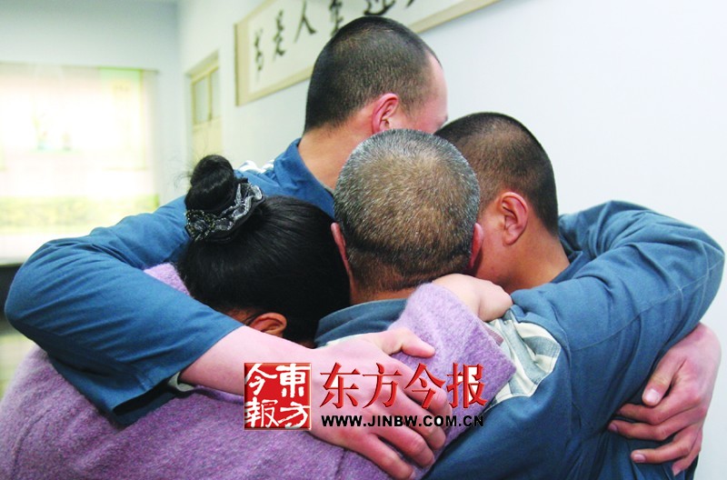 一家人跨越两所监狱相聚 冲进火海抢出200捆棉