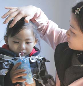 母亲发病死在床上三天 身旁两<em>幼女</em>靠喝水幸存
