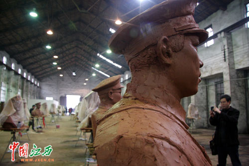 刘上洋察看南昌起义井冈山斗争领导雕塑创作