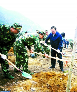 昨天上午,莲塘梧桐山隧道口正南面的深港边境区域上,来自罗湖区机关