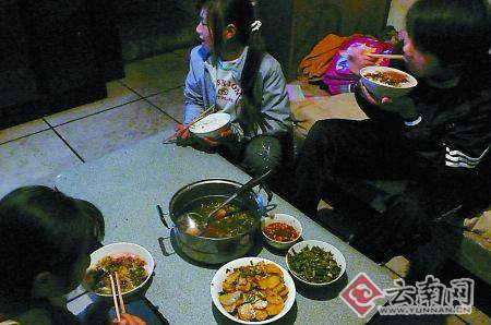 <em>擦鞋女孩</em>11岁才上学 法律孤儿坚强面对人生