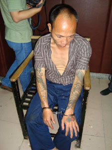 谎称被撞 “黑老大”威胁敲诈车主_新闻中心_新浪网