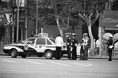 重庆警方悬赏30万缉拿抢枪案歹徒(图)